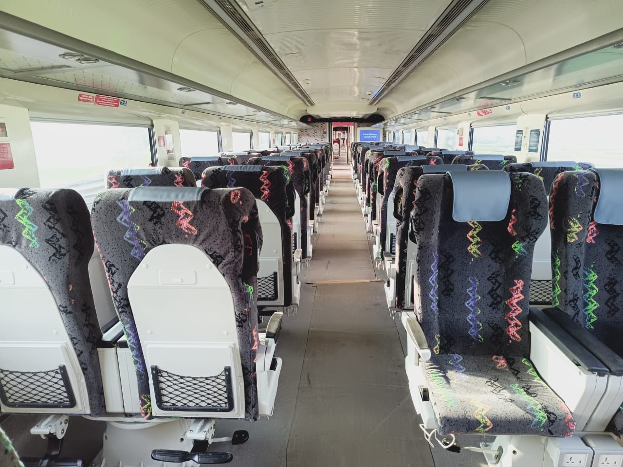 पटना-लखनऊ के बीच वंदे भारत चलाने को डीडीयू तक दौड़ी खाली रैक