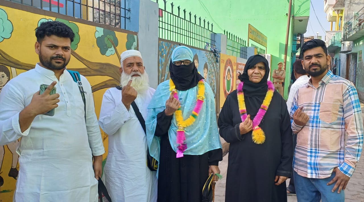 उत्तर प्रदेश की आठ सीटों पर वोटिंग जारी, सुबह से मतदान केंद्रों पर लगीं कतारें