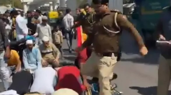 दिल्ली पुलिस ने इंद्रलोक में नमाजियों को लात मारने वाले सब इंस्पेक्टर को निलंबित किया