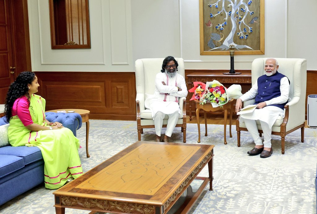 हेमंत सोरेन ने पत्नी कल्पना के साथ पीएम मोदी से की मुलाकात, कहा- आशीर्वाद लेने आए हैं
