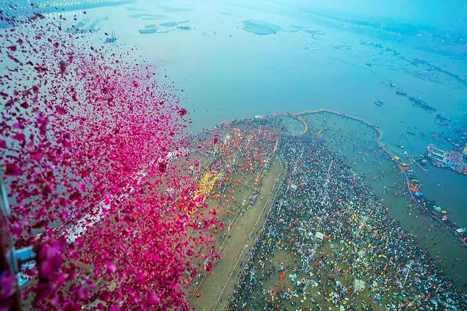 महाकुंभ में वसंत पंचमी के दिन त्रिवेणी संगम में लाखों श्रद्धालुओं ने लगाई डुबकी |