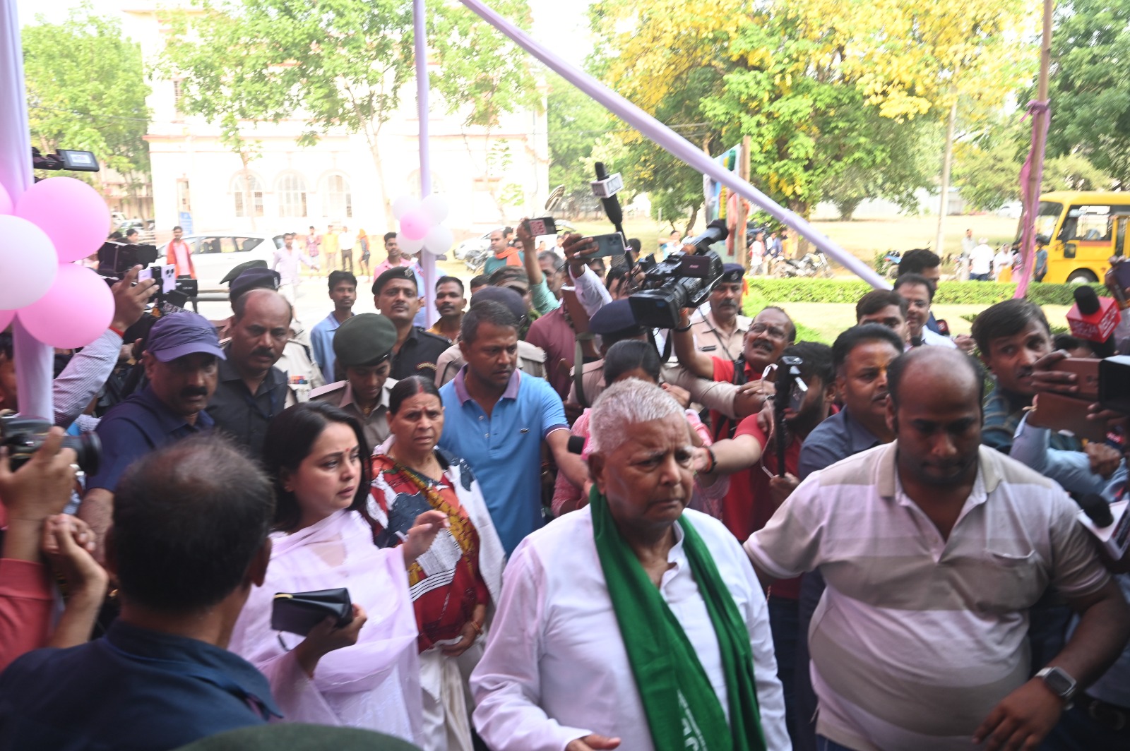 बिहार की 8 लोकसभा सीट पर 1 एक बजे तक 35.65% मतदान,  नीतीश, लालू और राबड़ी देवी ने भी डाला वोट