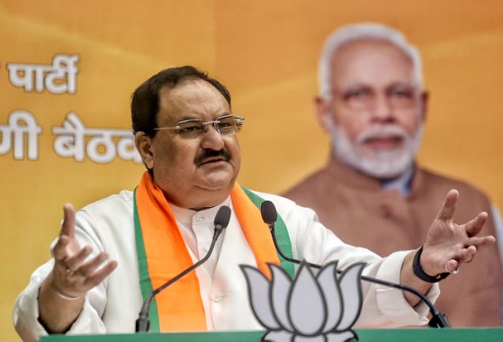जिन्हें संविधान की जानकारी तक नहीं, संविधान की प्रति दिखा कर रहे ढोंग; RJD, कांग्रेस और JMM पर बरेस जेपी नड्डा