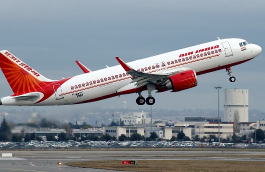 कोलकाता एयरपोर्ट पर हादसा टला, एयर इंडिया एक्सप्रेस के विमान के पंख से टकराया इंडिगो प्लेन
