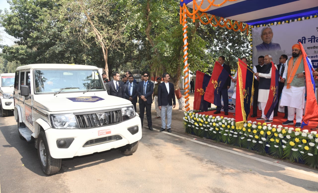 सीएम नीतीश ने 383 पुलिस वाहनों को हरी झंडी दिखाकर किया रवाना