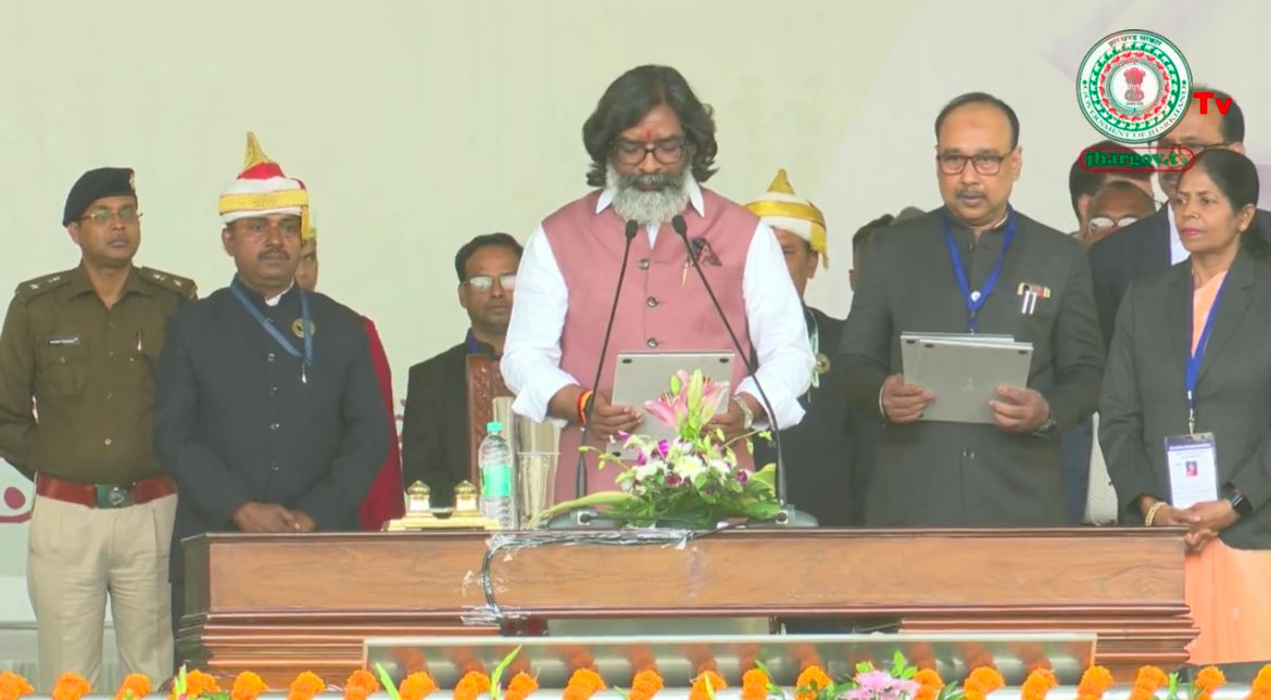 हेमंत सोरेन ने चौथी बार संभाली झारखंड की कमान, शपथ ग्रहण में शामिल हुए INDIA गठबंधन के कई नेता