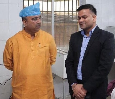 हेल्थ मिनिस्टर के सिर पर सर्जिकल कवर की जगह शू वाला पॉलीथिन, तेजस्वी ने फोटो शेयर कर कसा तंज