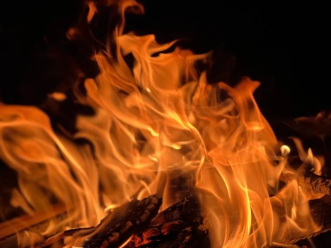 यूपी में हैवान बना पति, शराब पीने से मना करने पर पत्नी को पेट्रोल डालकर जलाया