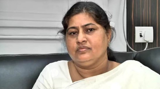 स्कूल निरीक्षण के दौरान मंत्री लेसी सिंह का पैर फिसला, ICU में भर्ती