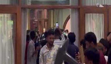 बांग्लादेश में बवाल, दंगाइयों ने सरकारी इमारतों और राजनेताओं के आवासों में की तोड़फोड़