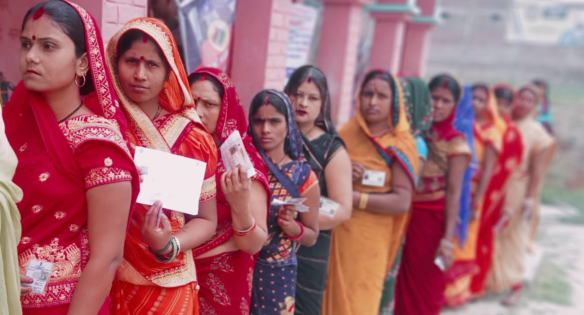 लोकसभा चुनाव 2024: तीसरे चरण में करीब 61 प्रतिशत मतदान, बंगाल में छिटपुट हिंसा