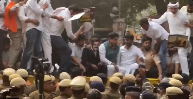 PM मोदी-अडानी जब तक एक हैं, तब तक सेफ हैं... Adani मामले को लेकर कांग्रेस का दिल्ली में जोरदार प्रदर्शन