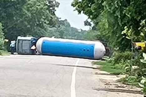 अमेठी में टैंकर और कार की टक्कर, दारोगा की मौत; गैस के रिसाव में मचा हड़कंप