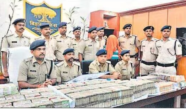 बाप रे बाप... 4 करोड़ से भी अधिक कैश देख पुलिस हुई हैरान, क्या है पूरा मामला? जानिए