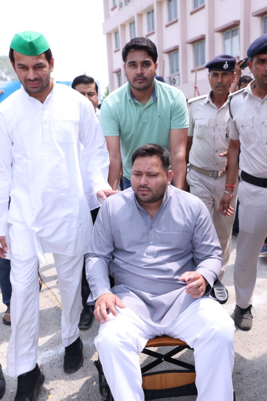 भाई तेजप्रताप के साथ वोट डालने पहुंचे तेजस्वी, किया दावा-  इंडिया गठबंधन आ रहा है, भाजपा जा रही है