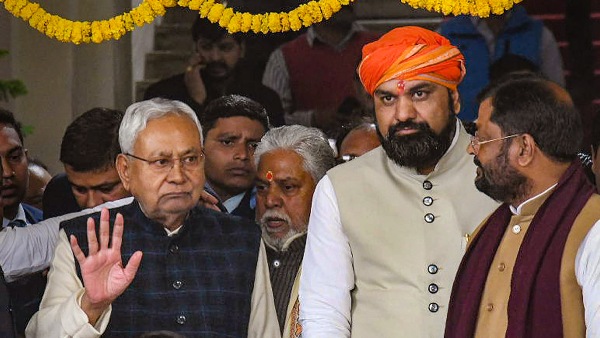 बिहार में NDA का पलड़ा भारी,  महागठबंधन की भी स्थिति में सुधार, बीजेपी और जेडीयू को 12-12 सीटें