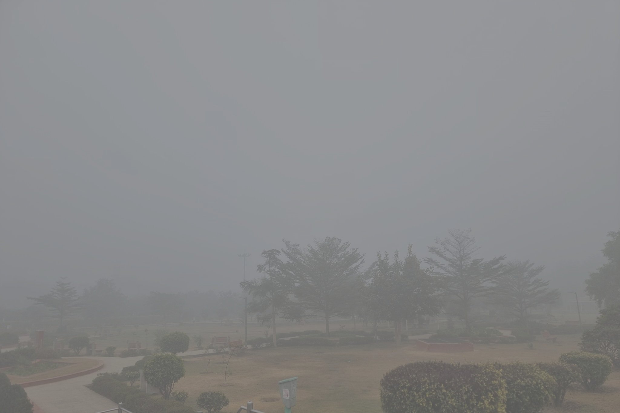 दिल्ली-NCR में छाई स्मॉग और घने कोहरे की चादर, हवा हुई खराब; AQI बहुत खराब श्रेणी में पहुंचा