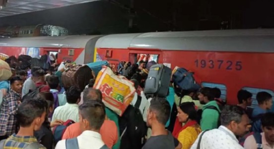 छठ के चलते ट्रेनों में पैर रखने की जगह नहीं, बसों में भी भारी भीड़; बेबस दिखे यात्री