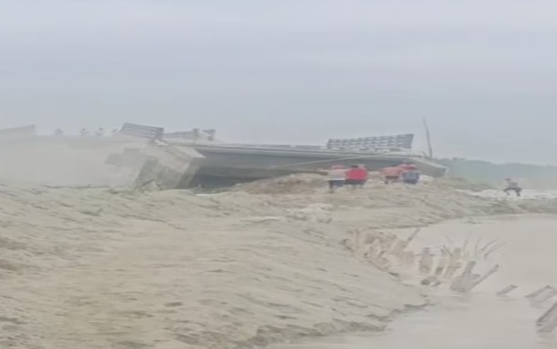 अररिया में उद्घाटन से पहले नदी में समा गया पुल, 12 करोड़ की लागत से बन रहा था ब्रिज