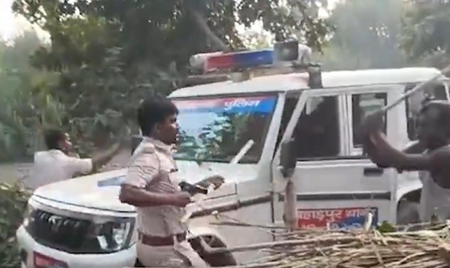VIDEO: मोतिहारी में पुलिस पर जानलेवा हमला, दारोगा के हाथ में पिस्टल; फिर भी लोगों ने सिर फोड़ दिया