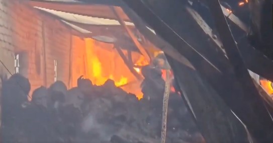 कोलकाता में फैक्टरी में लगी भीषण आग, फायर ब्रिगेड की 30 गाड़ियां बुझाने में जुटी