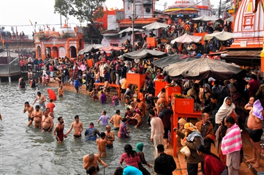 मकर संक्रांति 2025: दुर्लभ पुनवर्स और पुष्य नक्षत्र के संयोग में पर्व की धूम, सुरक्षा के साथ तैयारियां और सांस्कृतिक आयोजनों का उल्लास