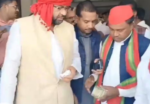 उत्तर प्रदेश में सपा प्रत्याशी का रुपये बांटने वाला वीडियो वायरल, नोटिस जारी
