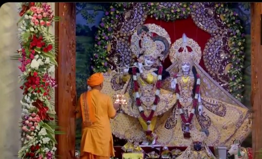 VIDEO: जन्माष्टमी पर कृष्णमय हुआ ब्रजमंडल, भाव विभोर होकर झूम रहे हैं श्रद्धालु