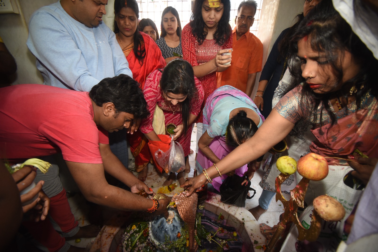 महाशिवरात्रि पर शिव मंदिरों में उमड़े भोलेनाथ के भक्त, शिवलिंग पर चढ़ाया जल