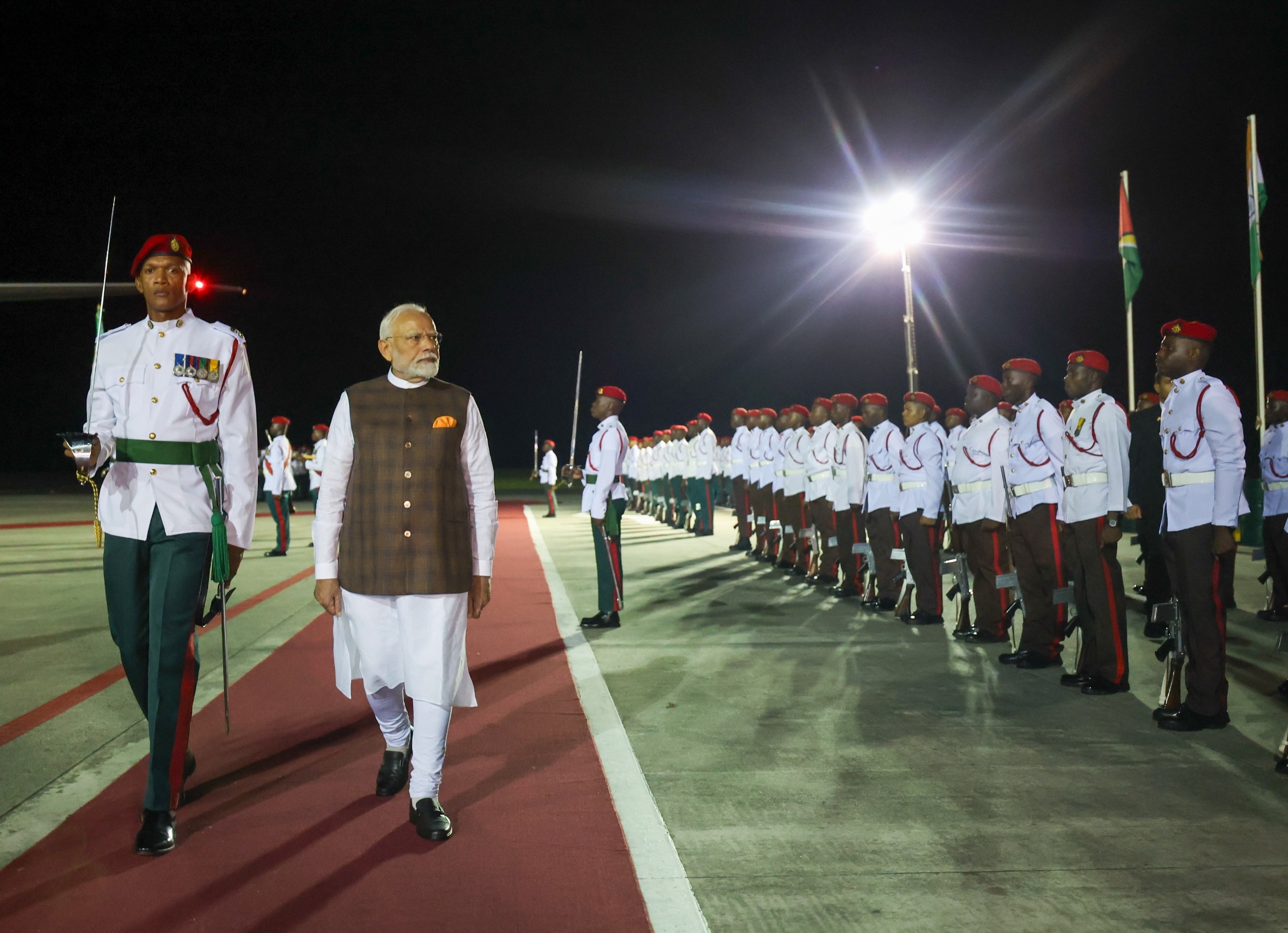 PM मोदी गुयाना पहुंचे, राष्ट्रपति इरफान अली ने किया गर्मजोशी से स्वागत; गार्ड ऑफ ऑनर दिया गया