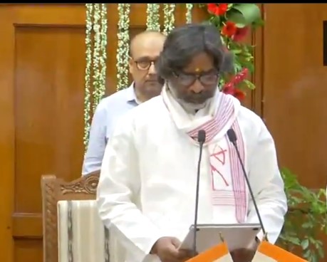 VIDEO: हेमंत सोरेन ने ली मुख्यमंत्री पद की शपथ, तीसरी बार बने झारखंड के सीएम