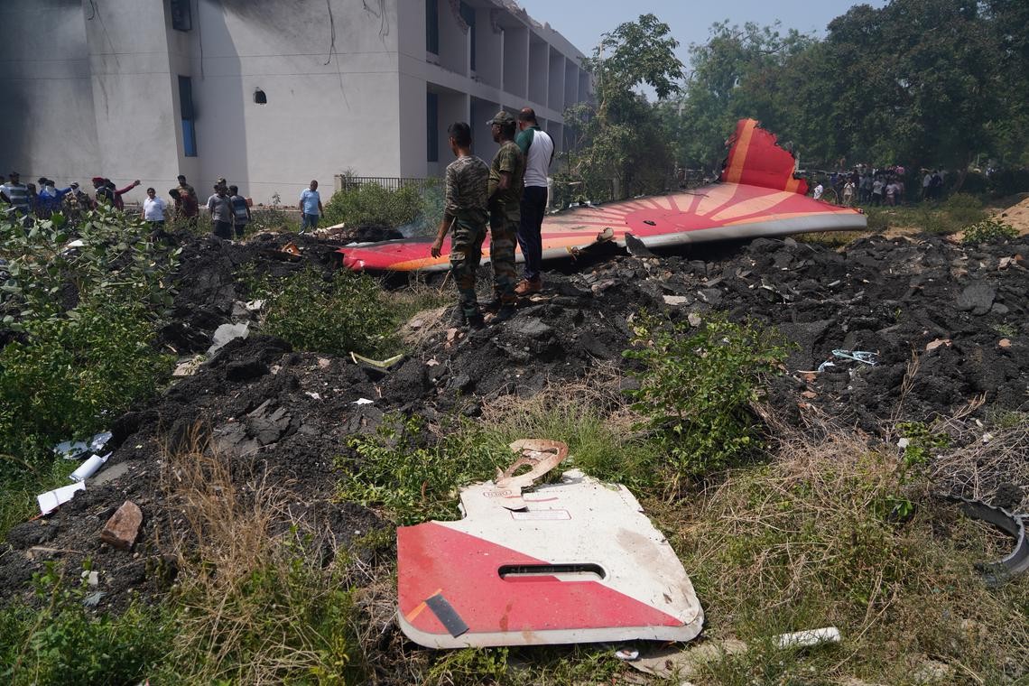 अहमदाबाद में एयर इंडिया विमान दुर्घटना, 242 यात्रियों की मौत की आशंका