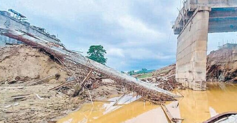 गिरिडीह में 5.5 करोड़ की लागत से बन रहा पुल ध्वस्त, सेंटरिंग बहा; पिलर भी हुआ टेढ़ा