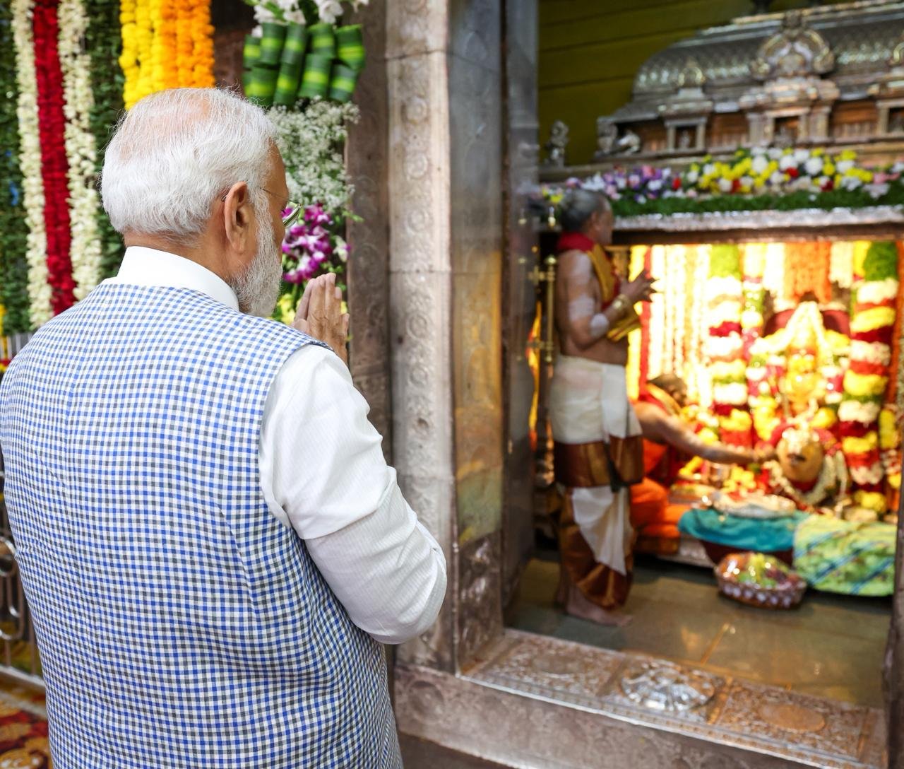 पीएम मोदी ने हैदराबाद के उज्जयिनी महाकाली मंदिर में पूजा-अर्चना की