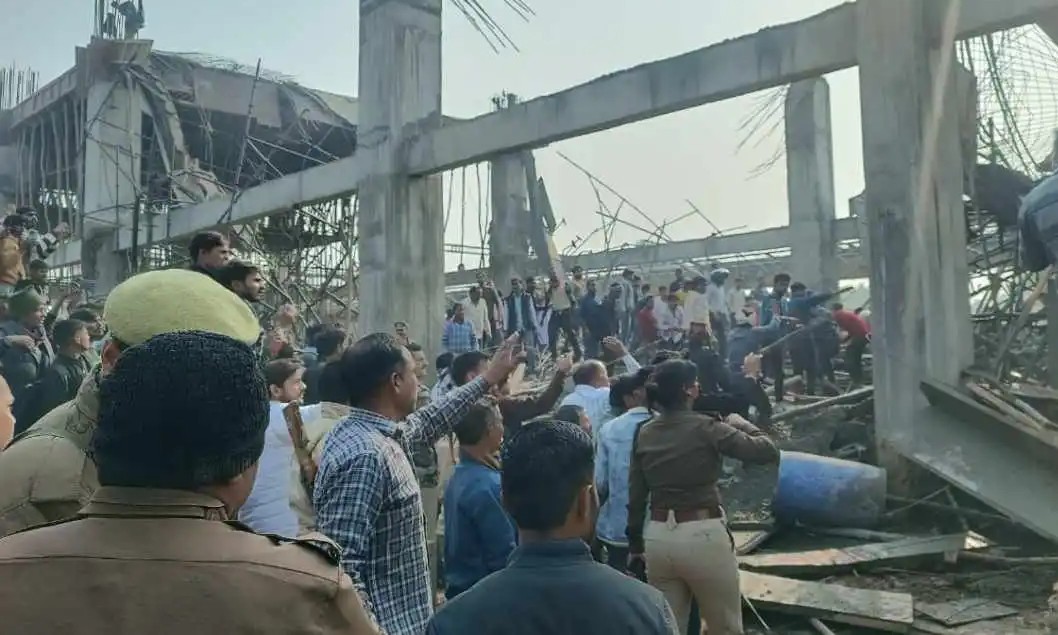 कन्नौज रेलवे स्टेशन पर लेंटर गिरने से 20 मजदूर दबे, राहत कार्य जारी