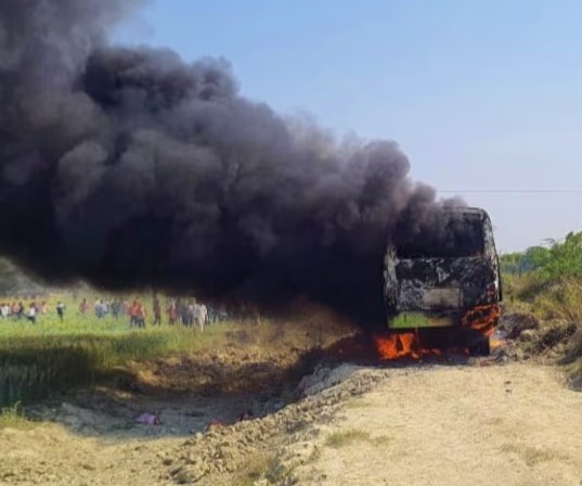 यूपी में बड़ा हादसा, गाजीपुर में हाईटेंशन तार की चपेट में आई बस; 5 यात्रियों की मौत