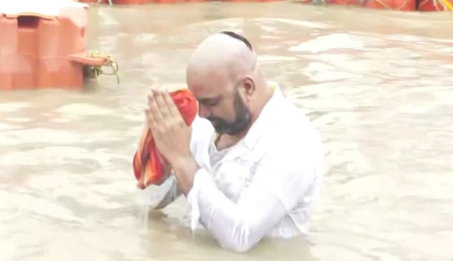 नीतीश कुमार को CM की कुर्सी से हटाने का संकल्प लेने वाले सम्राट चौधरी ने उतारा मुरेठा, सरयू में लगाई डुबकी