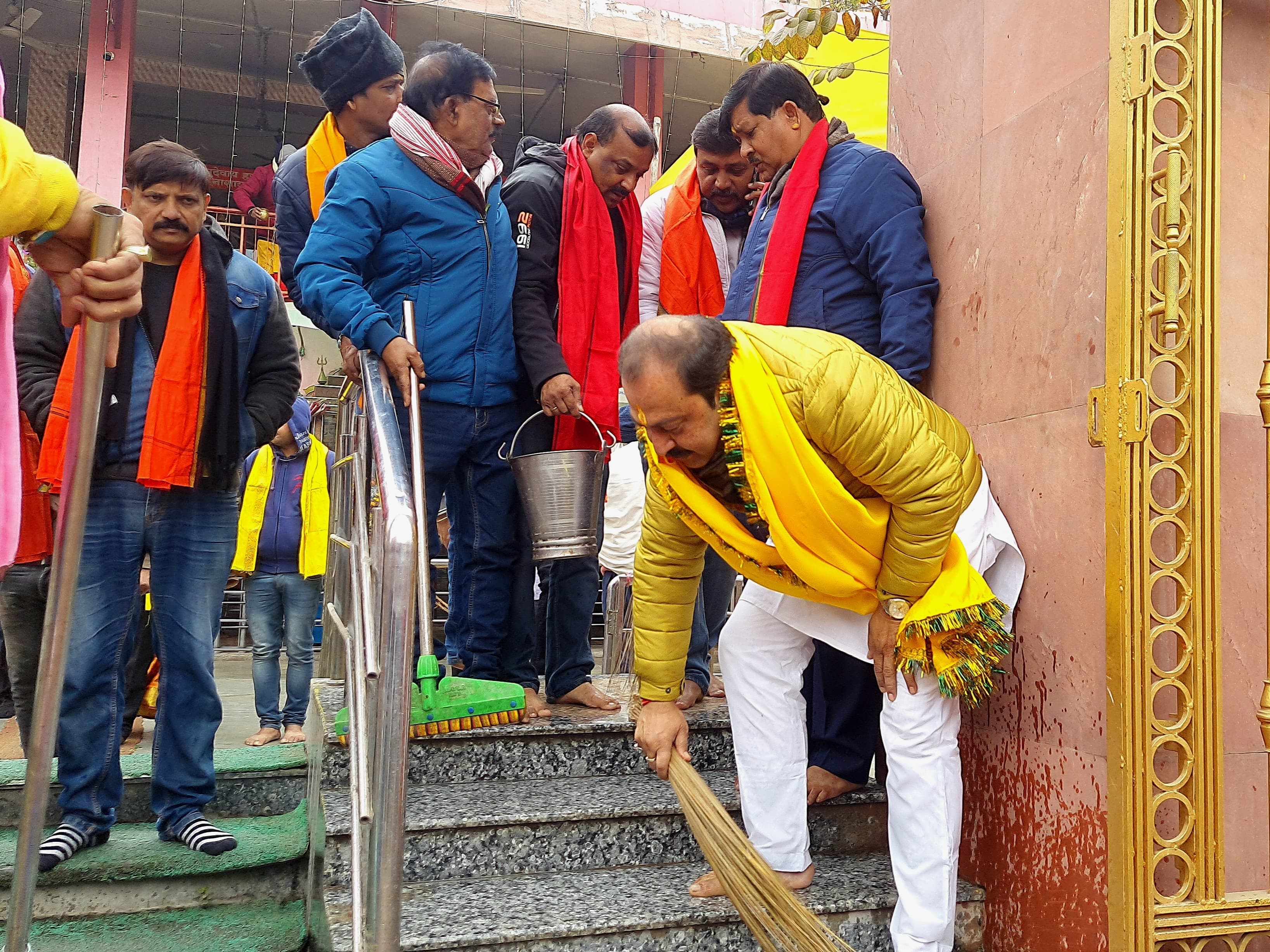 बीजेपी सांसद विवेक ठाकुर ने मंदिर में चलाया स्वच्छता अभियान