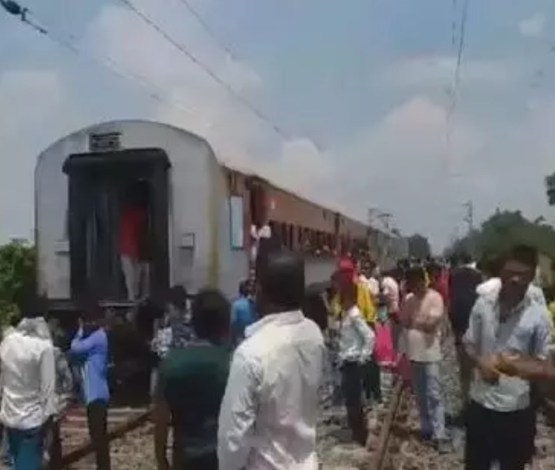 दो हिस्सों में बंटी दिल्ली जा रही बिहार संपर्क क्रांति एक्सप्रेस, एक बोगी को लेकर आगे बढ़ी ट्रेन; कपलिंग टूटने से हादसा