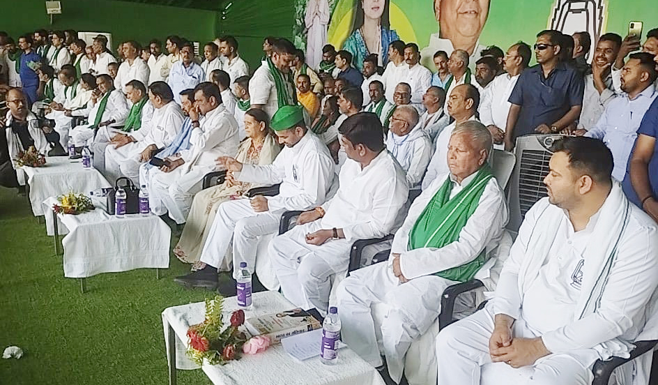 केद्र सरकार पर जमकर बरसे लालू यादव, संविधान बदलने की साजिश का लगाया आरोप