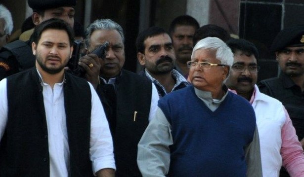 बिहार में पुल हादसों पर पॉलिटिक्स हाई, लालू ने पीएम मोदी व नीतीश कुमार पर बोला हमला; तेजस्वी ने भी दागे सवाल