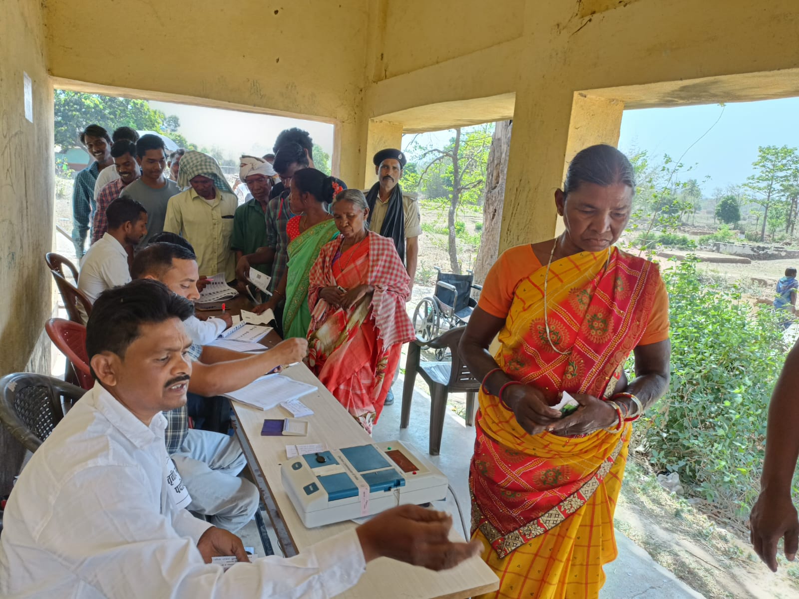 लोकसभा चुनाव के पहले चरण में 102 सीट पर वोटिंग जारी, नेताओं की लोगों से बड़ी संख्या में मतदान की अपील