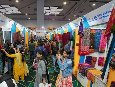 अंतरराष्ट्रीय व्यापार मेले के अंतिम दिन लगी सेल, आधे दाम पर मिल रहे कई सामान