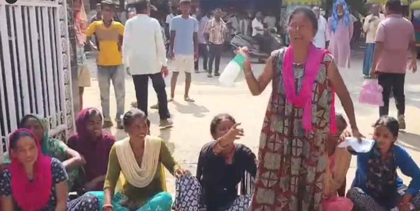 कटिहार में कलेक्ट्रेट गेट में 10 महिलाओं ने किया सामूहिक आत्मदाह का प्रयास, मचा हड़कंप