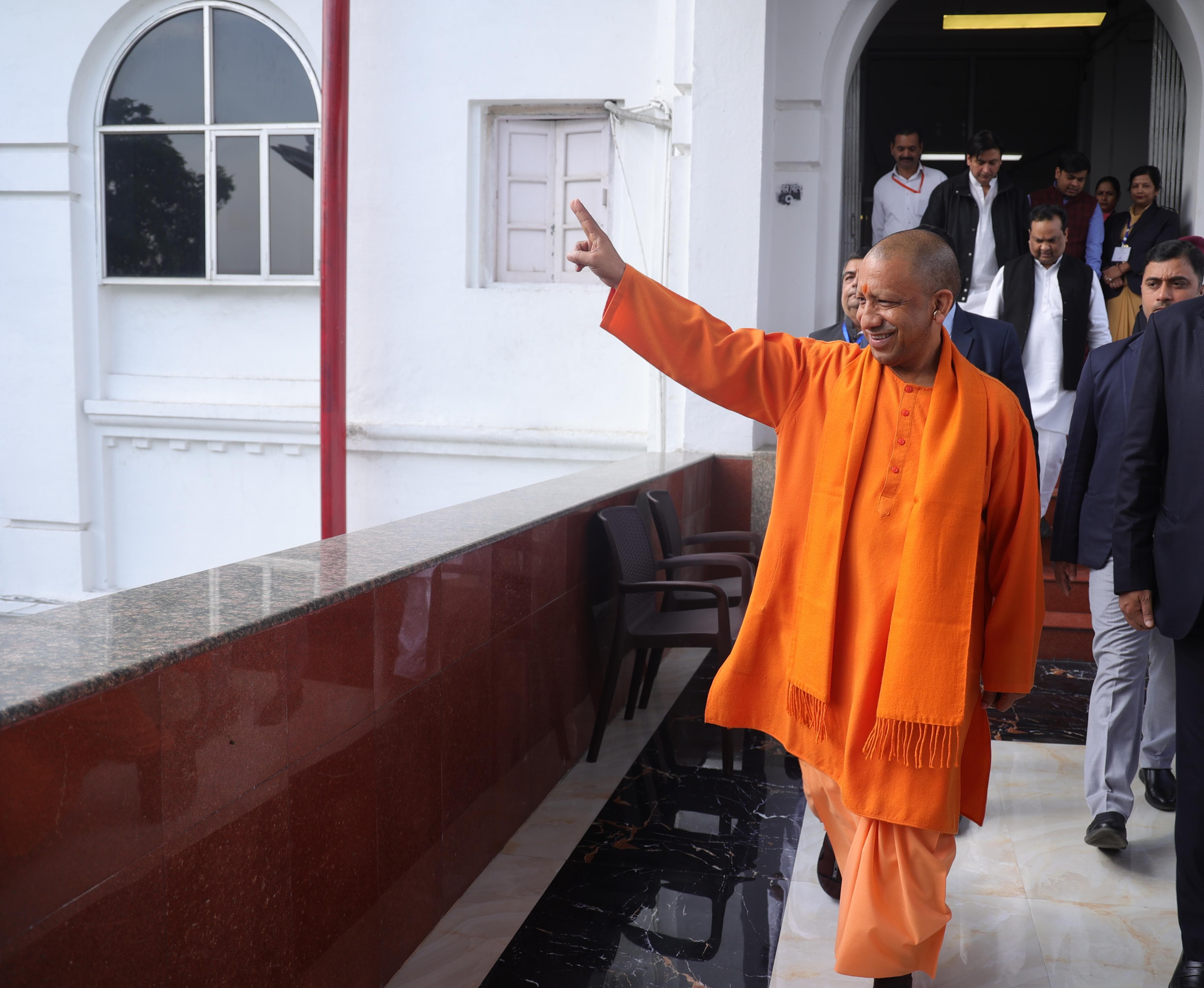 उत्तर प्रदेश में राज्यसभा की 10 सीटों के लिए मतदान जारी, सीएम योगी और अखिलेश यादव ने डाला वोट