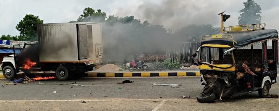 गढ़वा में सड़क हादसे में 2 स्कूली बच्चों की मौत, 6 घायल; गुस्साई भीड़ ने पिकअप को फूंका