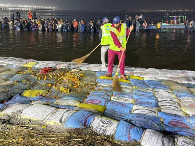 महाकुंभ का 34वां दिन: श्रद्धालुओं का सैलाब, सफाई में बनेगा वर्ल्ड रिकॉर्ड |