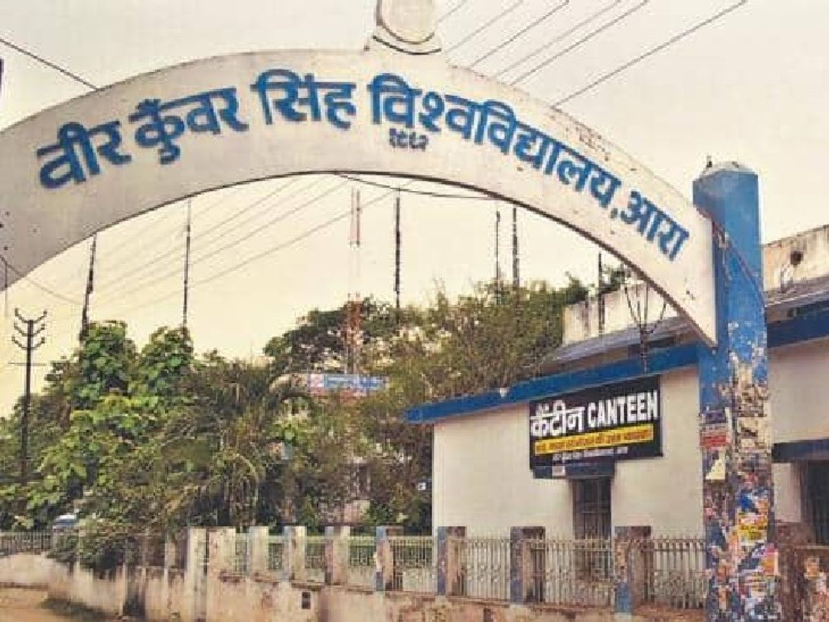 बिहार में छात्राओं की गुंडई, नकल रोकने से मना करने पर टीचर को जमकर पीटा