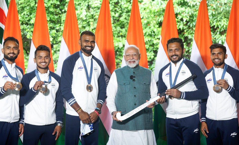 ओलंपिक से लौटे खिलाड़ियों से मिले पीएम मोदी, हॉकी टीम ने दिया ये खास गिफ्ट
