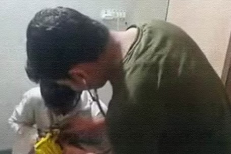 लड्डू गोपाल को लगी चोट, एंबुलेंस से पहुंचे अस्पताल; डॉक्टरों ने किया इलाज; 2 घंटे बाद डिस्चार्च...